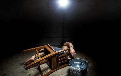 Illustration : un prisonnier torturé. (Crédit : iStock)