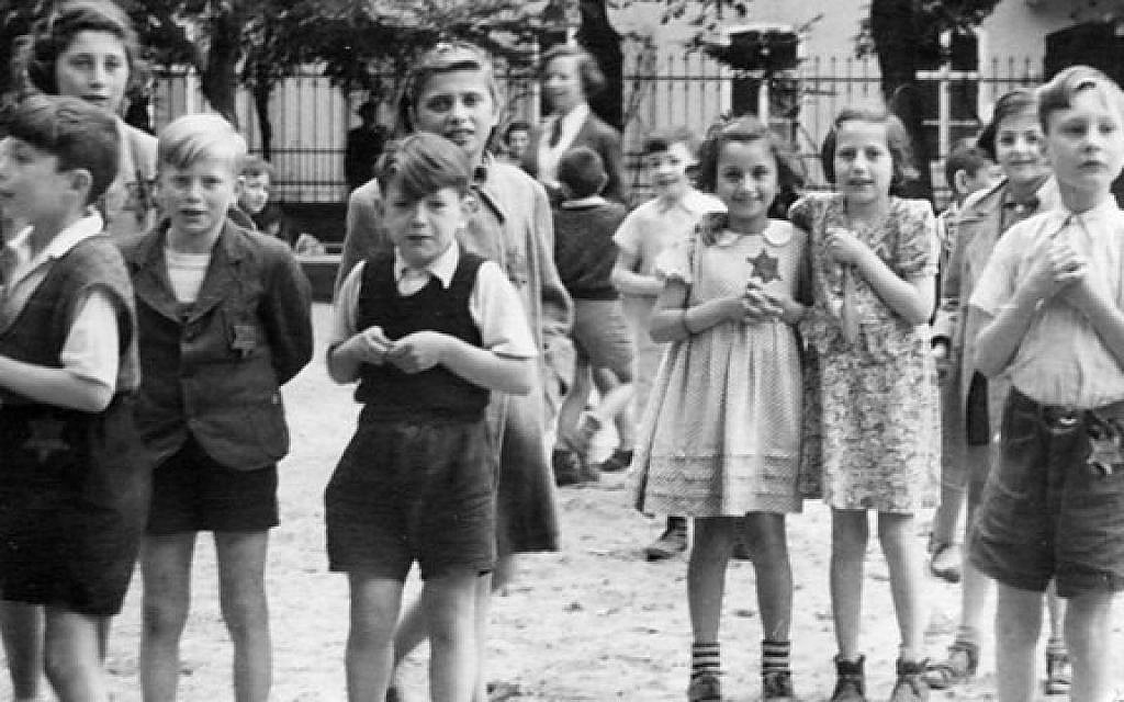 Scène d'un documentaire nazi tourné dans le ghetto de Theresienstadt pendant l'été 1944. (United States Holocaust Memorial Museum)