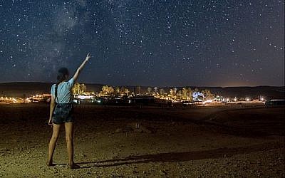 Observer les étoiles près de Kfar Hanokdim, lors de la pluie de météores annuelle d'août. (Crédit : Yoni Gritzner)
