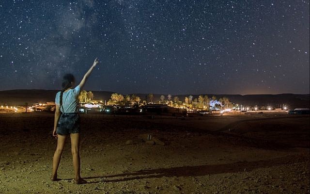 Observer les étoiles près de Kfar Hanokdim, lors de la pluie de météores annuelle d'août. (Crédit : Yoni Gritzner) Observer les étoiles près de Kfar Hanokdim, lors de la pluie de météores annuelle d'août. (Crédit : Yoni Gritzner)