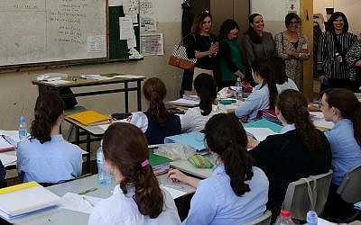 Une classe d'étudiantes Adva au séminaire Yashan de Beis Yaakov à Jérusalem, en juillet 2019. (Crédit ) Une classe d'étudiantes Adva au séminaire Yashan de Beis Yaakov à Jérusalem, en juillet 2019. (Crédit )
