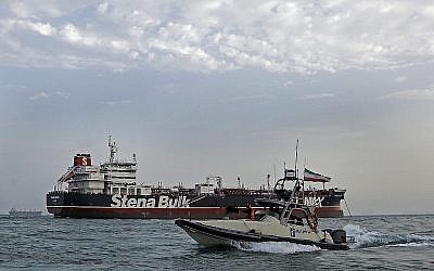 Un bateau rapide de la Garde révolutionnaire iranienne pointe une arme en direction du pétrolier Stena Impero, qui bat pavillon britannique, saisi dans le détroit d'Ormuz par la Garde et conduit dans le port iranien de Bandar Abbas, le 21 juillet 2019. (Hasan Shirvani/Mizan News Agency via AP) Un bateau rapide de la Garde révolutionnaire iranienne pointe une arme en direction du pétrolier Stena Impero, qui bat pavillon britannique, saisi dans le détroit d'Ormuz par la Garde et conduit dans le port iranien de Bandar Abbas, le 21 juillet 2019. (Hasan Shirvani/Mizan News Agency via AP)