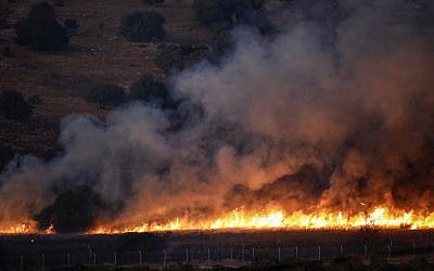 Un incendie a éclaté près de la ville d'Avivim, au nord d'Israël, dans un champ le long de la frontière avec Israël, du côté libanais, à la suite d'un échange de tirs, le 1er septembre 2019. (ALAA MAREY / AFP)