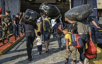Illustration : des réfugiés et migrants embarquent sur l'île de Lesbos, le 2 septembre 2019. (Crédit : STRINGER / AFP)
