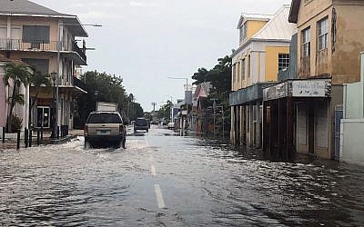 Une rue inondée, à Nassau, aux Bahamas, le 3 septembre 2019, après le passage de l'ouragan Dorian. (Crédit : Lucy WORBOYS / AFP)