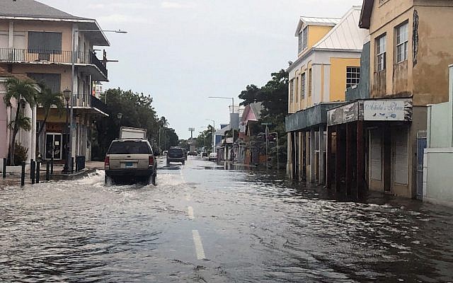 Une rue inondée, à Nassau, aux Bahamas, le 3 septembre 2019, après le passage de l'ouragan Dorian. (Crédit : Lucy WORBOYS / AFP)