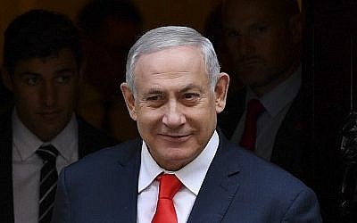 Le Premier ministre Benjamin Netanyahu quitte le 10 Downing Street à Londres le 5 septembre 2019 après une rencontre avec son homologue britannique, Boris Johnson. (Crédit : DANIEL LEAL-OLIVAS / AFP) Le Premier ministre Benjamin Netanyahu quitte le 10 Downing Street à Londres le 5 septembre 2019 après une rencontre avec son homologue britannique, Boris Johnson. (Crédit : DANIEL LEAL-OLIVAS / AFP)