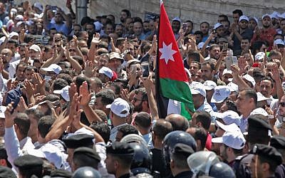 Des enseignants jordaniens manifestent à Amman, le 5 septembre 2019. (Crédit : Khalil MAZRAAWI / AFP)