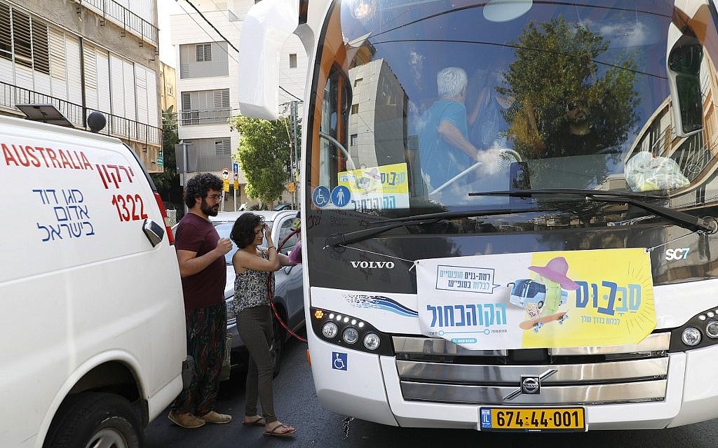 Le "sababus", un transport public qui fonctionne  pendant Shabbat, à Ramat Gan, le 7 septembre 2019. (Crédit : JACK GUEZ / AFP)