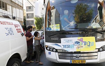 Le "sababus", un transport public qui fonctionne  pendant Shabbat, à Ramat Gan, le 7 septembre 2019. (Crédit : JACK GUEZ / AFP)