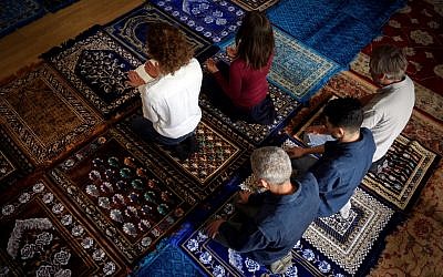Deux femmes imames Anne-Sophie Monsinay (à droite) et Eva Janadin, toutes deux converties à l'islam, dirigent une prière à Paris, le 7 septembre 2019. (Crédit : Lionel BONAVENTURE / AFP)