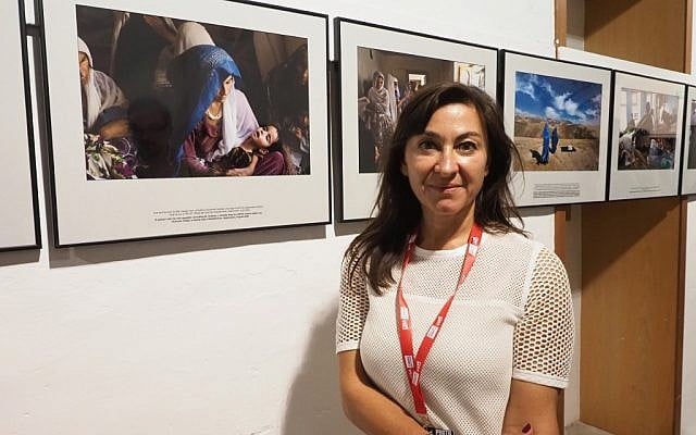 La photojournaliste américaine Lynsey Addario devant son exposition sur la mortalité maternelle, au festival Visa de Perpignan, le 6 septembre 2019. (Crédit : Raymond ROIG / AFP)