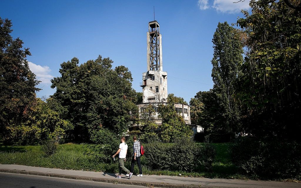 Les gens passent près de la tour centrale à l'emplacement d'un ancien camp nazi, appelé "Staro Sajmiste" à Belgrade, utilisé comme camp de concentration pendant l'occupation nazie de la Serbie pendant la Seconde Guerre mondiale le 8 septembre 2019. - L'ancien camp , connu sous le nom de Staro Sajmiste, est situé dans la capitale serbe, au bord de la rive gauche de la Sava, face au cœur historique de la ville. (Crédit : OLIVER BUNIC / AFP)