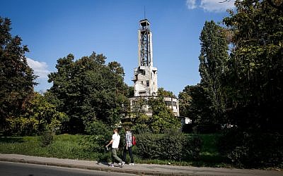 Les gens passent près de la tour centrale à l'emplacement d'un ancien camp nazi, appelé "Staro Sajmiste" à Belgrade, utilisé comme camp de concentration pendant l'occupation nazie de la Serbie pendant la Seconde Guerre mondiale le 8 septembre 2019. - L'ancien camp , connu sous le nom de Staro Sajmiste, est situé dans la capitale serbe, au bord de la rive gauche de la Sava, face au cœur historique de la ville. (Crédit : OLIVER BUNIC / AFP)