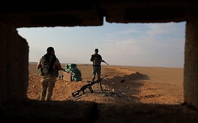 Des combattants irakiens du groupe Hachd al-Chaabi à la frontière syro-égyptienne, le 12 novembre 2018. (Crédit : AHMAD AL-RUBAYE / AFP)