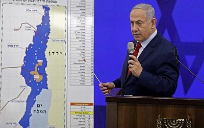 Le Premier ministre Benjamin Netanyahu devant une carte de la vallée du Jourdain, jurant d'y étendre la souveraineté israélienne en cas de réélection, lors d'un discours à Ramat Gan, le 10 septembre 2019. (Menahem Kahana/AFP)
