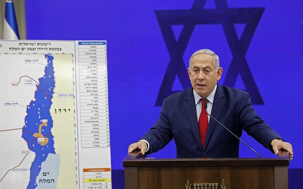 Le Premier ministre Benjamin Netanyahu devant une carte de la vallée du Jourdain fait une déclaration dans laquelle il promet d'étendre la souveraineté israélienne à la vallée du Jourdain et au nord de la mer Morte, à Ramat Gan, le 10 septembre 2019. (Menahem KAHANA / AFP)