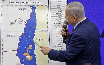 Le Premier ministre Benjamin Netanyahu pointe une carte de la vallée du Jourdain dans une déclaration dans laquelle il promet d'étendre la souveraineté israélienne à la vallée du Jourdain et au nord de la mer Morte, à Ramat Gan, le 10 septembre 2019. (Menahem Kahana/AFP)