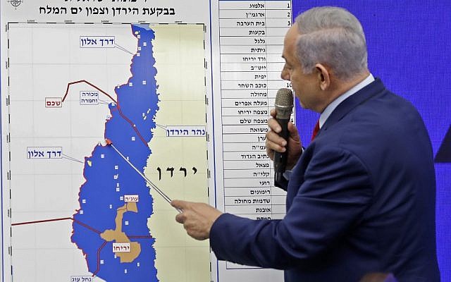 Le Premier ministre Benjamin Netanyahu pointe une carte de la vallée du Jourdain dans une déclaration dans laquelle il promet d'étendre la souveraineté israélienne à la vallée du Jourdain et au nord de la mer Morte, à Ramat Gan, le 10 septembre 2019. (Menahem Kahana/AFP)