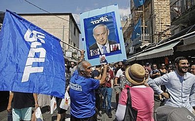 Les partisans du Premier ministre Benjamin Netanyahu au marché de Mahane Yehuda à Jérusalem, le 13 septembre 2019 (Crédit : Menahem Kahana/AFP)