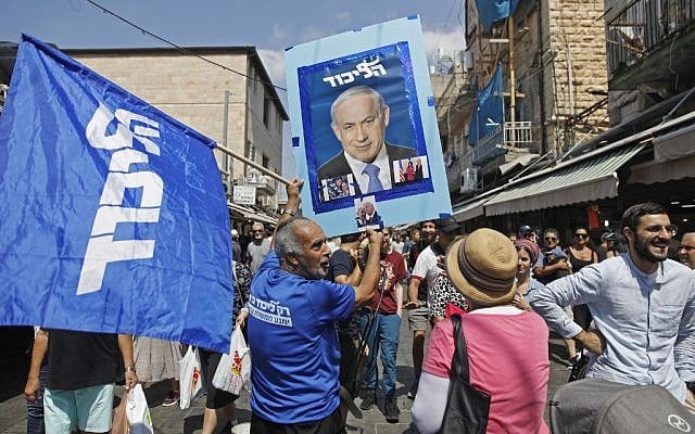 Les partisans du Premier ministre Benjamin Netanyahu au marché de Mahane Yehuda à Jérusalem, le 13 septembre 2019 (Crédit : Menahem Kahana/AFP) Les partisans du Premier ministre Benjamin Netanyahu au marché de Mahane Yehuda à Jérusalem, le 13 septembre 2019 (Crédit : Menahem Kahana/AFP)