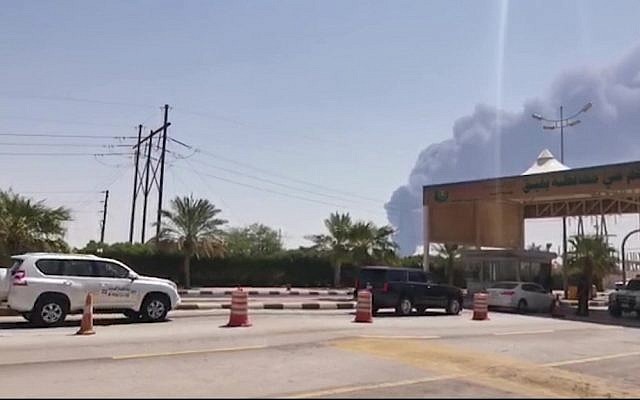 Capture d'écran d'une vidéo d'AFPTV montrant de la faumée qui s'élève au-dessus de l'usine pétrolière Aramco, à environ 60 kms au sud-ouest de  Dhahran, dans la province orientale de l'Arabie saoudite, le 14 septembre 2019  (Crédit : AFP)