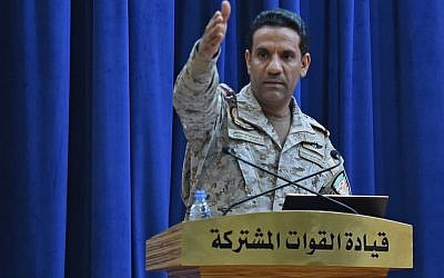 Le porte-parole de la coalition militaire dirigée par le Saoudien, le colonel Turki al-Maliki, lors d'une conférence de presse à Ryad, le 16 septembre 2019 (Crédit :  Fayez Nureldine / AFP)