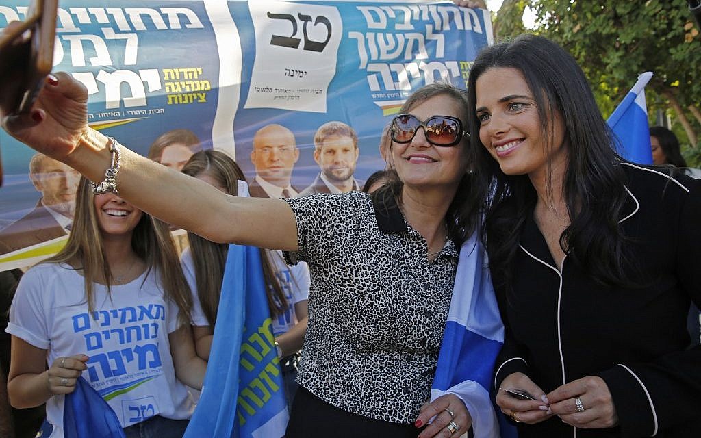 Ayelet Shaked, président de Yamina, avec des partisans après avoir voté à Tel Aviv, le 17 septembre 2019. (Crédit : GIL COHEN-MAGEN/AFP)