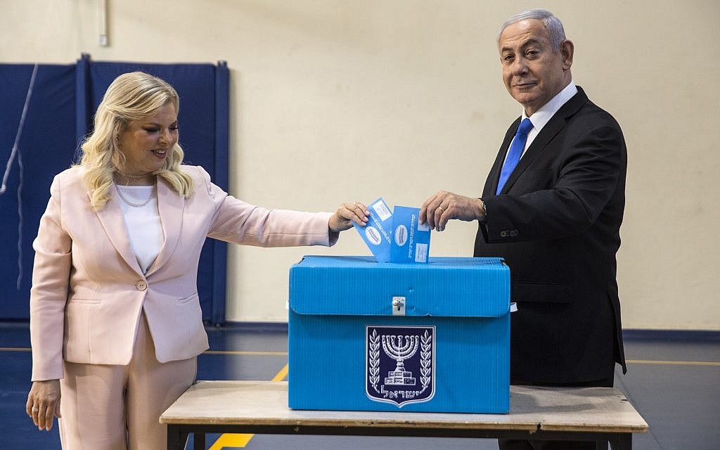 Le Premier ministre Benjamin Netanyahu et son épouse Sara votent dans un bureau de vote à Jérusalem, le 17 septembre 2019. (Heidi Levine/AFP)