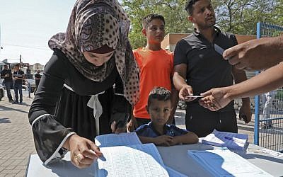 Des Bédouins du Negev s'inscrivent pour voter dans un bureau de Beer Sheva, dans le sud d'Israël, lors des élections parlementaires du 17 septembre 2019 (Crédit : HAZEM BADER / AFP)
