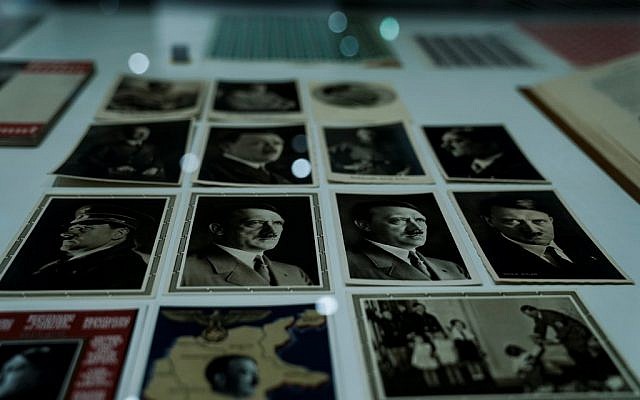 Des cartes postales d'Hitler à l'exposition "Design of the Third Reich" au Design Museum Den Bosch à Hertogenbosch, au Pays-Bas, le 17 septembre 2019. (Crédit : Kenzo TRIBOUILLARD / AFP) Des cartes postales d'Hitler à l'exposition "Design of the Third Reich" au Design Museum Den Bosch à Hertogenbosch, au Pays-Bas, le 17 septembre 2019. (Crédit : Kenzo TRIBOUILLARD / AFP)