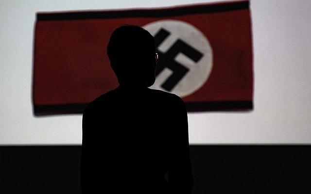 Un drapeau nazi à l'exposition "Design of the Third Reich" au Design Museum Den Bosch à Hertogenbosch, aux Pays-Bas, le 17 septembre 2019. (Crédit : Kenzo TRIBOUILLARD / AFP) Un drapeau nazi à l'exposition "Design of the Third Reich" au Design Museum Den Bosch à Hertogenbosch, aux Pays-Bas, le 17 septembre 2019. (Crédit : Kenzo TRIBOUILLARD / AFP)