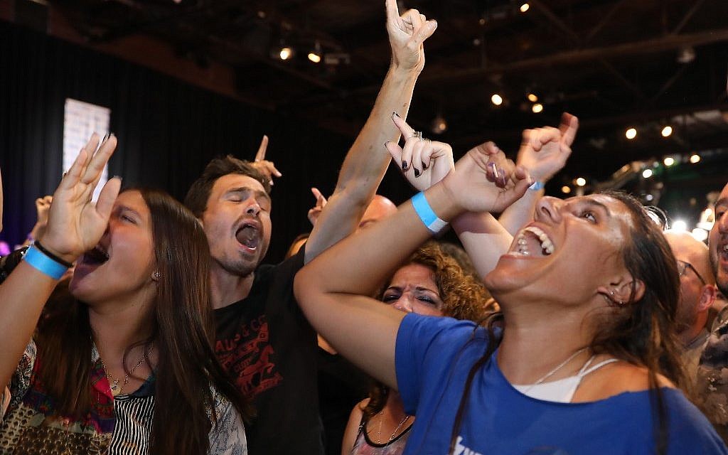 Les partisans de Kakhol lavan réagissent à la sortie des bureaux de vote au siège de la campagne de l'alliance dans la ville côtière de Tel Aviv, le 18 septembre 2019. (Crédit : GALI TIBBON / AFP)