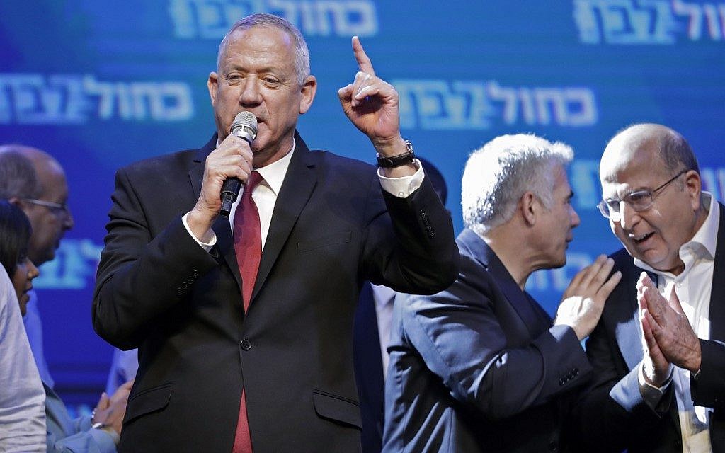 Le 18 septembre 2019, le président de Kakhol lavan Benny Gantz s'adresse aux supporters au quartier général de campagne de l'alliance dans la ville côtière israélienne de Tel Aviv. Ses alliés, Yair Lapid (2e rang) du parti Yesh Atid et Moshe Yaalon la partie Telem parle derrière. (Crédit : EMMANUEL DUNAND / AFP)
