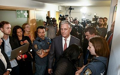 Dans cette photo d'archives prise le 30 juillet 2019, Robert O'Brien, ancien envoyé spécial, est photographié à l'extérieur de la salle d'audience du tribunal de district de Stockholm, où se déroule le procès contre le rappeur américain ASAP Rocky. (Crédit :  Erik SIMANDER / Agence de presse TT / AFP) / Suède OUT)