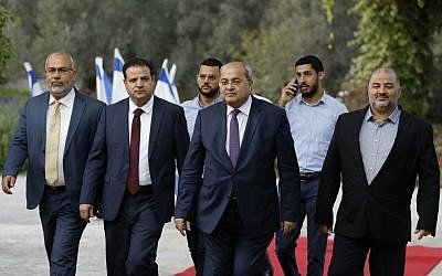 (De gauche à droite) : les membres de la Liste arabe unie Osama Saadi, Ayman Odeh, Ahmad Tibi et Mansour Abbas arrivent à la résidence présidentielle de Jérusalem pour les consultations avec Rivlin sur la nomination du Premier ministre, le 22 septembre 2019. (Crédit :  MENAHEM KAHANA / AFP)