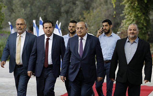 (De gauche à droite) : les membres de la Liste arabe unie Osama Saadi, Ayman Odeh, Ahmad Tibi et Mansour Abbas arrivent à la résidence présidentielle de Jérusalem pour les consultations avec Rivlin sur la nomination du Premier ministre, le 22 septembre 2019. (Crédit : MENAHEM KAHANA / AFP) (De gauche à droite) : les membres de la Liste arabe unie Osama Saadi, Ayman Odeh, Ahmad Tibi et Mansour Abbas arrivent à la résidence présidentielle de Jérusalem pour les consultations avec Rivlin sur la nomination du Premier ministre, le 22 septembre 2019. (Crédit : MENAHEM KAHANA / AFP)
