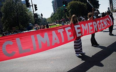 Des militants bloquent une intersection de Washington DC lors des manifestations pour le climat, le 23 septembre 2019. (Crédit : MANDEL NGAN / AFP)