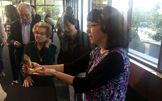 Judith Tydor Baumel-Schwartz, fille du survivant d'Auschwitz Chaskel Tydor, montre un shofar qui était utilisé dans le camp de concentration, lors d'une conférence de presse au Museum of Jewish Heritage, à New York, le  23 septembre 2019. (Crédit : Thomas URBAIN / AFP)