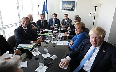 Réunion entre Emmanuel Macron (g), Angela Merkel (2-d) et Boris Johnson (d) en marge de l'Assemblée générale des Nations unies, le 23 septembre 2019. (Crédit : Ludovic MARIN / AFP)