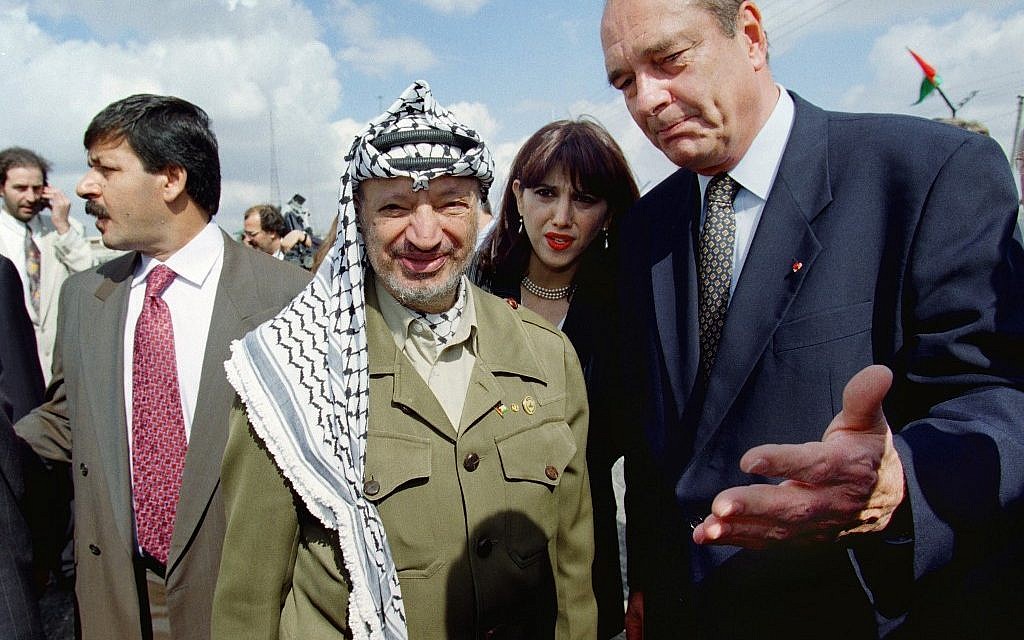 Le président français Jacques Chirac avec le président de l'Autorité palestinienne Yasser Arafat à son arrivée à Ramallah. (Crédit : GERARD FOUET / AFP)