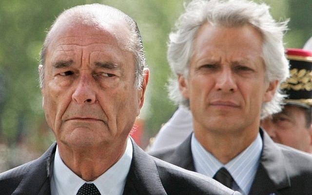 Le président français Jacques Chirac et Dominique de Villepin, le 8 mais 2006 à Paris. (Crédit : PATRICK KOVARIK / Archives / AFP)
