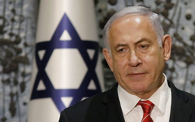 Le Premier ministre Benjamin Netanyahu s'exprime lors d'une conférence de presse à la Résidence du Président à Jérusalem après avoir été chargé par le Président Reuven Rivlin (hors cadre) de former un nouveau gouvernement, le 25 septembre 2019. (Menahem Kahana/AFP)
