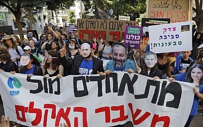 Des militants et manifestants israéliens protestent contre l'inaction climatique à Tel Aviv, le 27 septembre 2019. (Ahmad Ghababli/AFP)