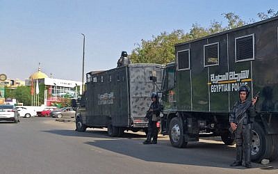 Les policiers égyptiens anti-émeutes montent la garde dans la capitale égyptienne du Caire, le 27 septembre 2019 (Crédit :  Khaled DESOUKI / AFP)