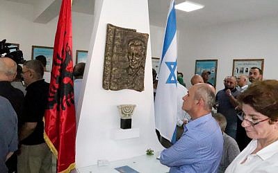 Des visiteurs participent à la cérémonie d'ouverture du musée d'histoire juive Salomon dans la ville albanaise de Berat, le 29 septembre 2019. (Photo par STRINGER / AFP) Des visiteurs participent à la cérémonie d'ouverture du musée d'histoire juive Salomon dans la ville albanaise de Berat, le 29 septembre 2019. (Photo par STRINGER / AFP)
