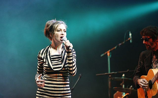 Les Rita Mitsouko aux Eurockéennes de Belfort 2007. (Crédit : Rama / Wikimedia / CC BY-SA 2.0) Les Rita Mitsouko aux Eurockéennes de Belfort 2007. (Crédit : Rama / Wikimedia / CC BY-SA 2.0)