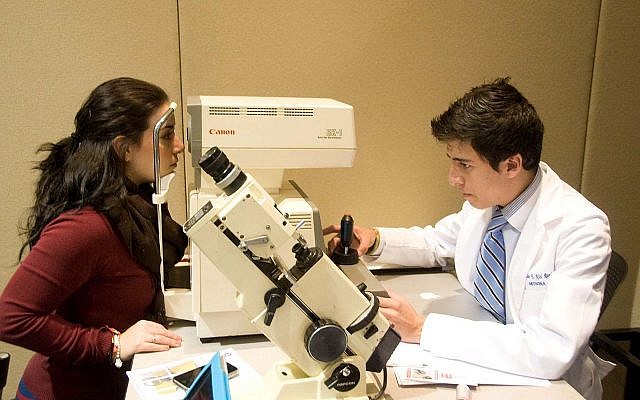 Étudiant en médecine effectuant un examen ophtalmologique à l'Institut de technologie et d'études supérieures de Monterrey. (Crédit : Angélica Martínez - Monterrey Institute of Technology and Higher Education, Mexico City / Wikimédia / CC BY-SA 3.0) Étudiant en médecine effectuant un examen ophtalmologique à l'Institut de technologie et d'études supérieures de Monterrey. (Crédit : Angélica Martínez - Monterrey Institute of Technology and Higher Education, Mexico City / Wikimédia / CC BY-SA 3.0)
