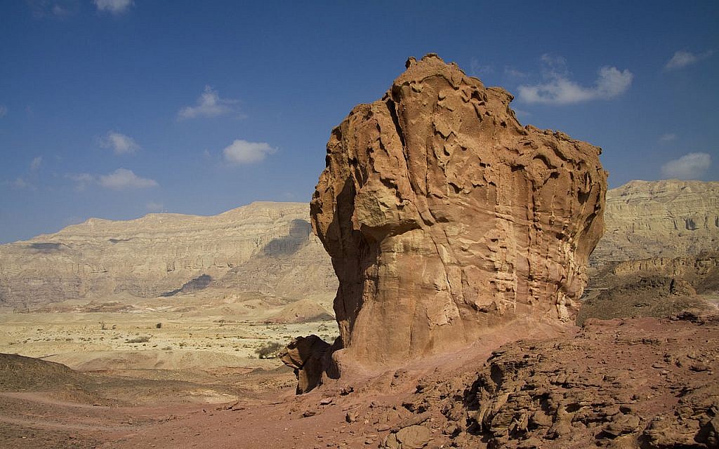 Rocher en champigon, résultat de l'érosion éolienne, dans le parc national de Timna, dans le sud d'Israël. (CC via Wiki Commons)