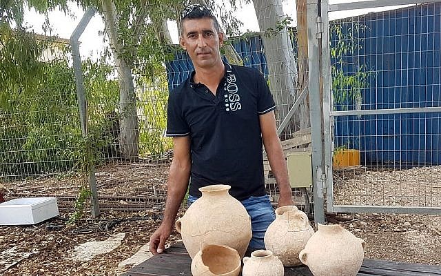 Ahmed Nassar Yassin avec les artéfacts vieux de 4500 ans qu'il a découverts dans une grotte funéraire près d'Araba, dans le nord d'Israël (Crédit : Nir Distelfeld/Autorité israélienne des antiquités) Ahmed Nassar Yassin avec les artéfacts vieux de 4500 ans qu'il a découverts dans une grotte funéraire près d'Araba, dans le nord d'Israël (Crédit : Nir Distelfeld/Autorité israélienne des antiquités)